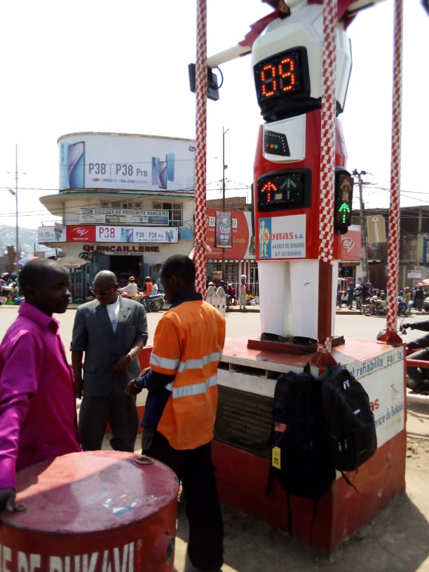 Bukavu : la Mairie répare de nouveau le robot roulage situé à la place ...